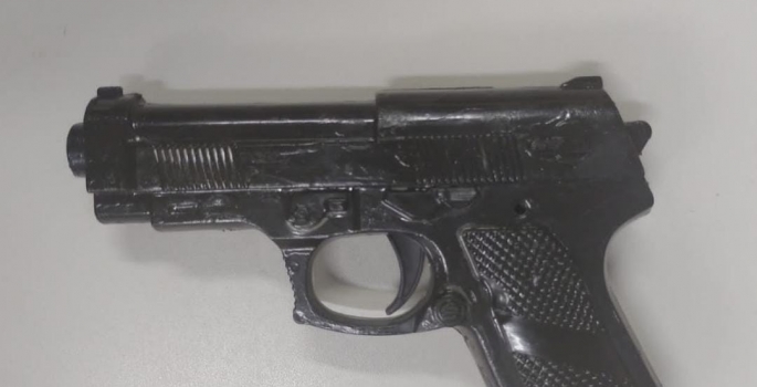 Adolescentes são flagrados com pistola “falsa” e drogas