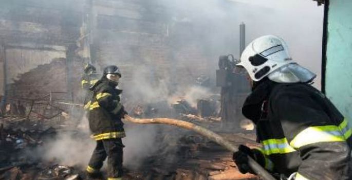Barracão de cooperativa pega fogo em Avaré