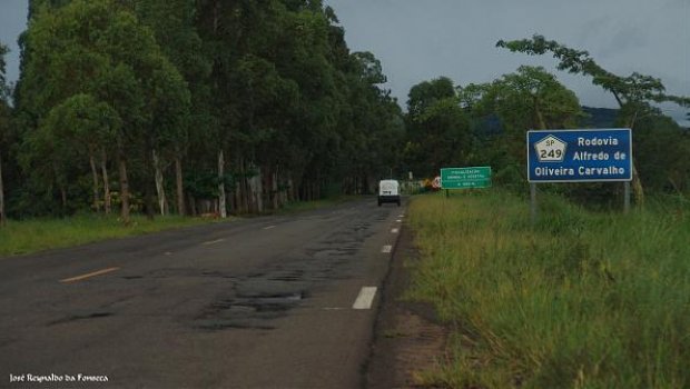 Idoso bate carro na traseira de caminhão e morre na SP-249