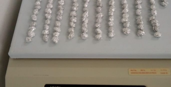 PC prende dupla com 103 papelotes de crack em Fartura
