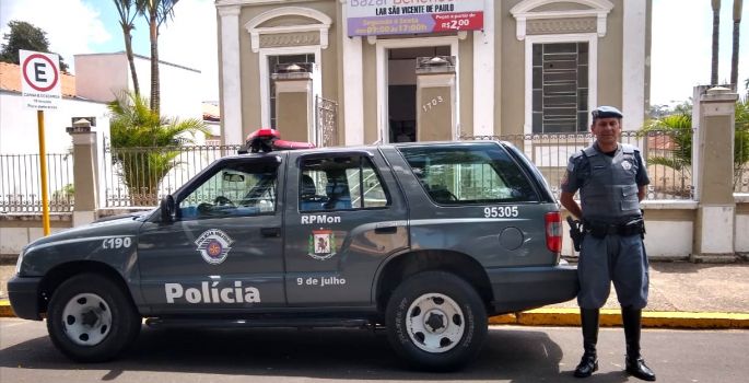 Polícia Militar doa roupas e alimentos em Avaré