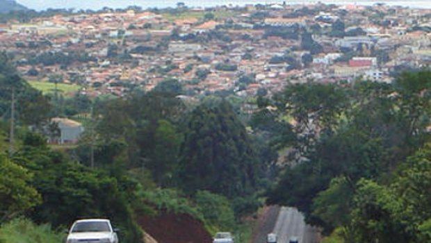 Mulher morre atropelada ao tentar atravessar rodovia em Itaí