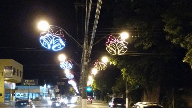 Decoração típica alegra o centro comercial da Estância
