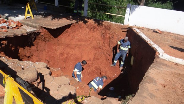 Prefeitura inicia reparo em ponte da Avenida Gilberto Filgueiras