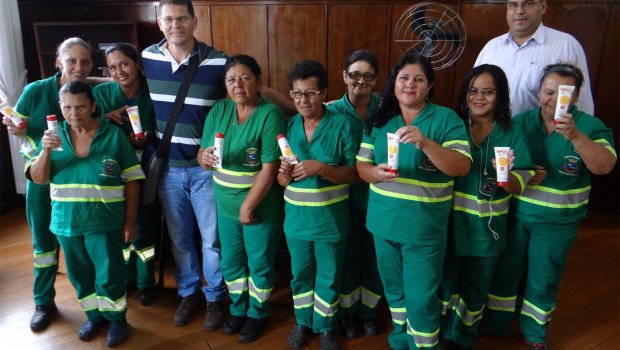 Prefeitura entrega protetores aos funcionários da varrição