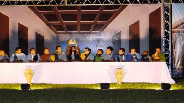 Encenação da Paixão  de Cristo emociona público avareense