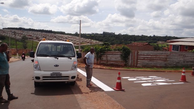 Mais três bairros estão recebendo sinalização viária em Avaré