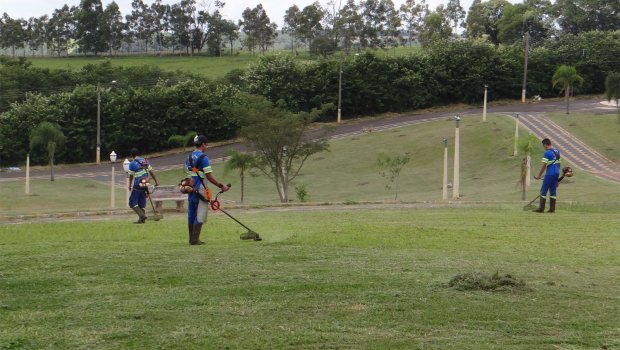 Serviços de limpeza são executados em todos os bairros