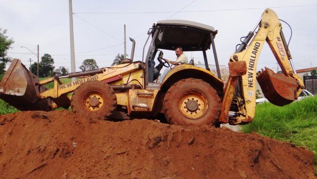 Avaré: Máquinas executam reparos em pontos críticos da cidade