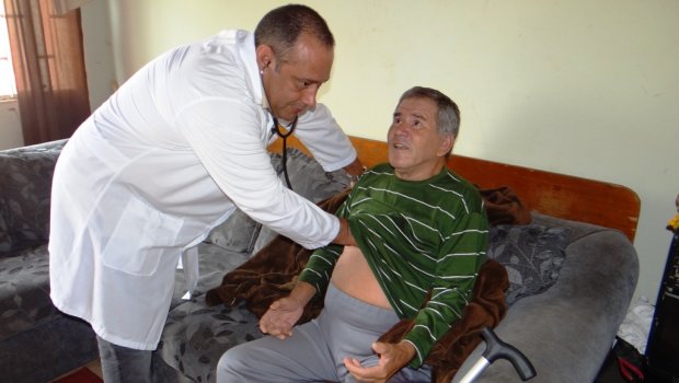 Idosos recebem atendimento de saúde em casa