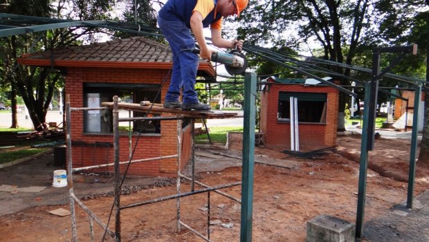 Praça Prefeito Romeu Bretas terá espaço revitalizado para artesãos