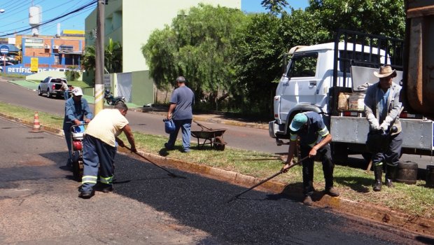 Prefeitura inicia semana com mutirões de limpeza e operação tapa-buracos