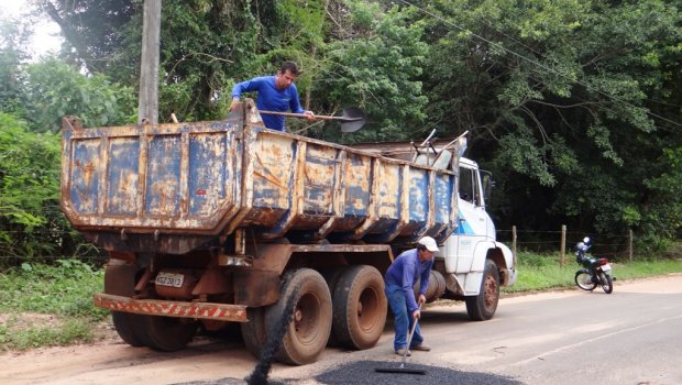 Duílio Gambini e Ipiranga recebem Operação Tapa-Buracos