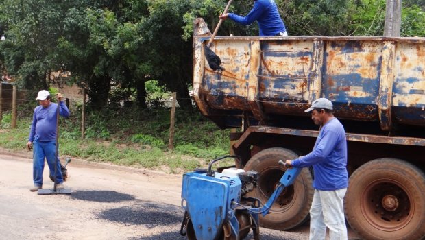 Operação tapa buracos prossegue pelos bairros de Avaré