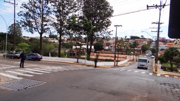 Semáforo danificado por caminhão será substituído