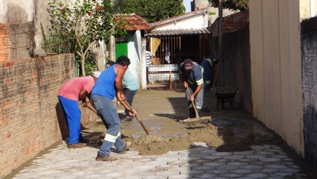 Viela São Luiz recebe calçamento com lajotas