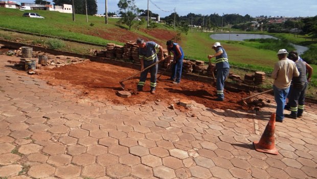 Equipe de calceteiros realiza reparos na Rua Mato Grosso