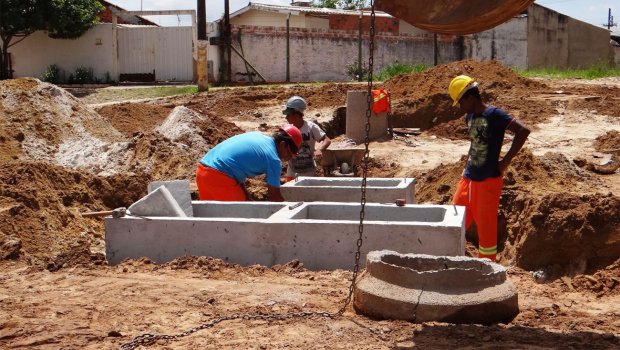 Avenida Cunha Bueno começa a ser asfaltada em 2015