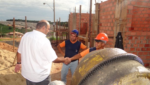Prefeito confere cronograma de obras da Saúde