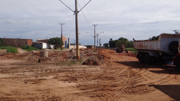Prossegue o asfaltamento da  Avenida Cunha Bueno