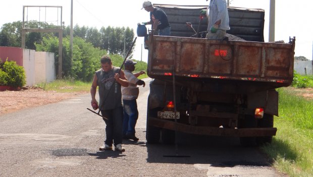 Operação tapa-buracos e mutirões de capinação são retomados