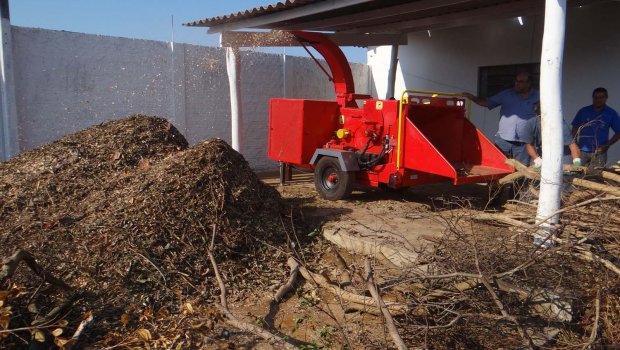 Triturador agiliza coleta de galhada na cidade