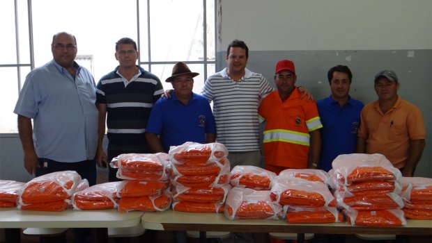 Prefeito entrega 2.772 uniformes para  funcionários dos setores de serviços