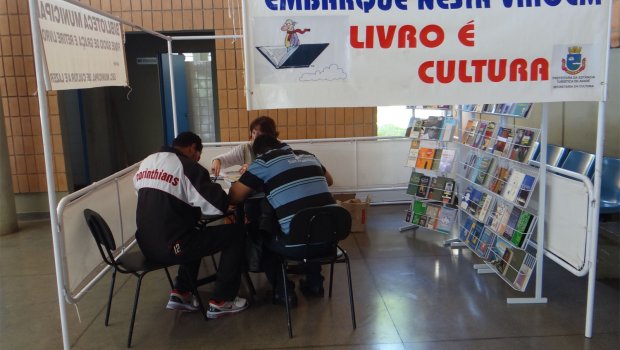 Cultura leva biblioteca itinerante à Rodoviária