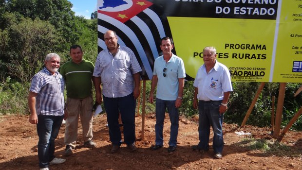 Ponte metálica é instalada no Bairro dos Ferreiras