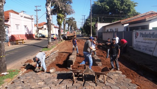 Trecho da Avenida Major Rangel é preparado para pavimentação