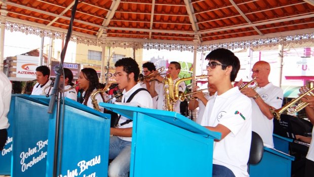 Salada Cultural leva música, teatro e poesia à escola Salim Curiati