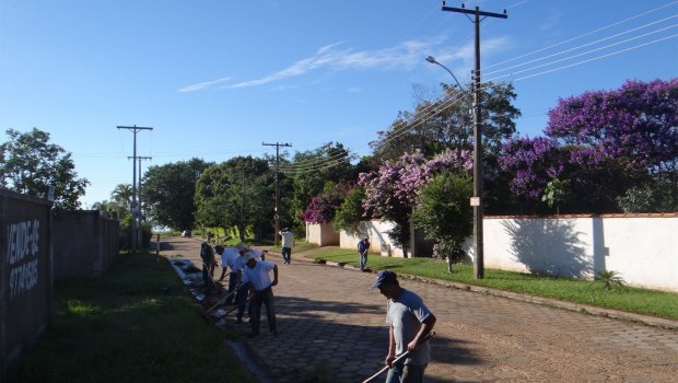 Capinação e limpeza de áreas verdes continuam durante o Carnaval