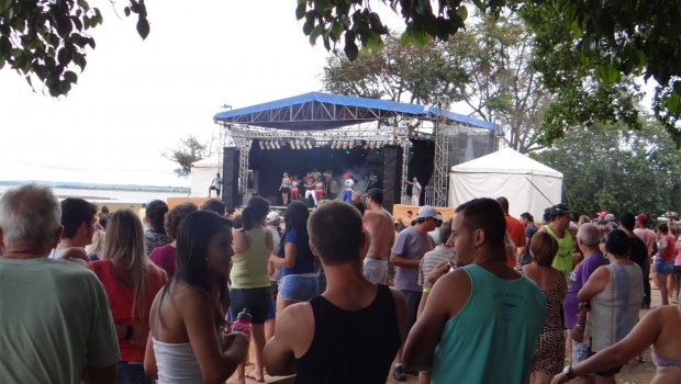 Turistas foliões se divertem em Avaré