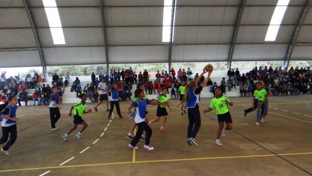 Prefeitura entrega cobertura de quadra esportiva na Barra Grande