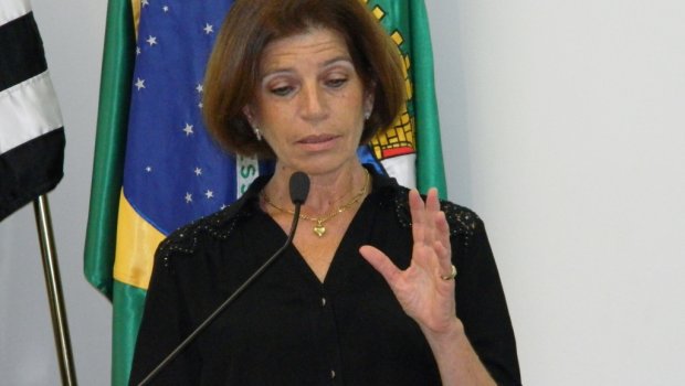 Rosangela responde questionamentos como líder do prefeito