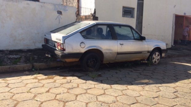 Moradores reclamam de veículos abandonados em ruas da cidade