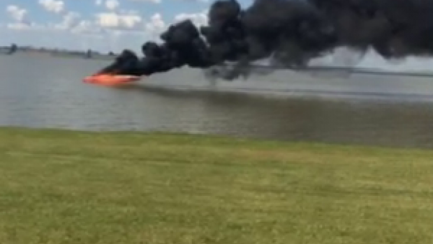 Lancha pega fogo e assusta turistas em Avaré