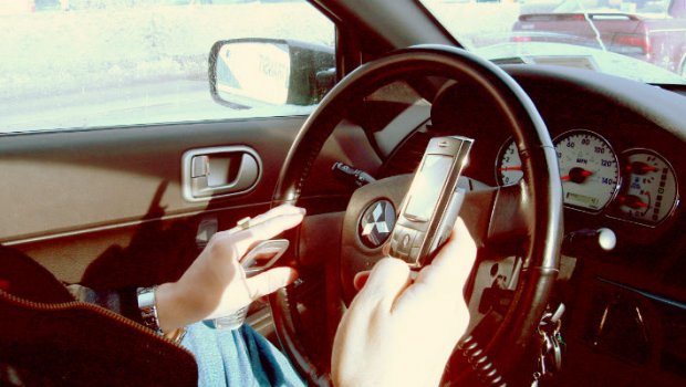 Multas por uso de celular ao volante crescem 43% em cinco anos no Estado de São Paulo