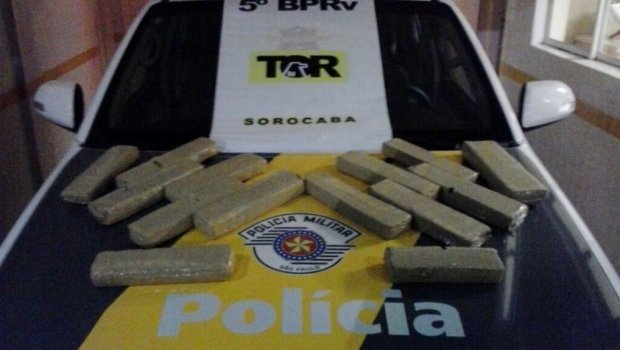 TOR PRENDE CASAL QUE TRANSPORTAVA MAIS DE 13 KG DE MACONHA