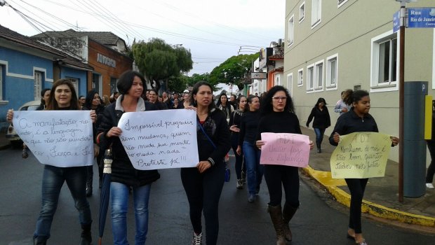 Funcionários realizam ato contra atraso nas horas-extras e leva servidores às ruas