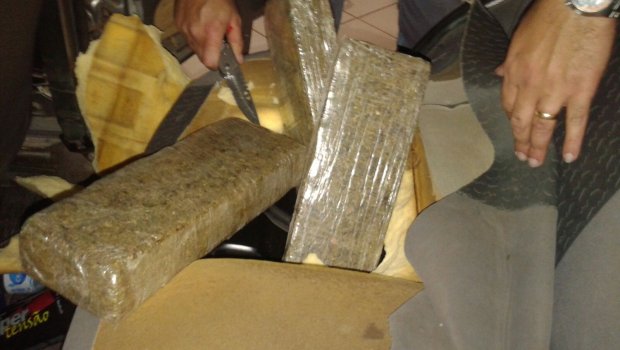 TOR apreende drogas ocultas em lataria e estofamento de carro