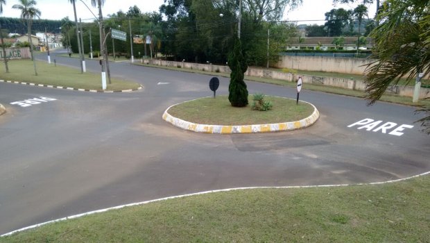 Departamento de Trânsito recupera sinalização viária