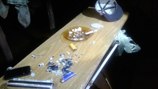 PM surpreende traficantes embalando drogas em Cerqueira César