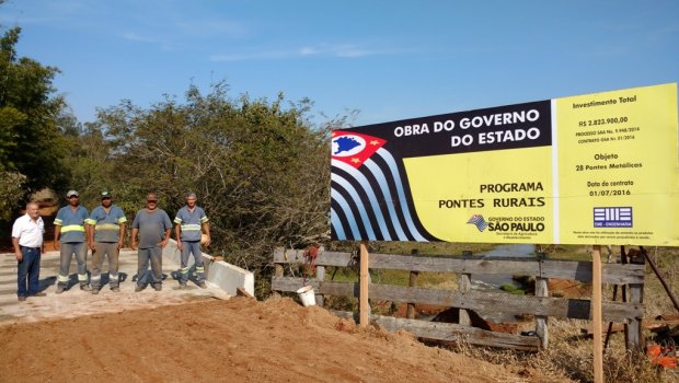 Instalada ponte metálica sobre o ribeirão São João