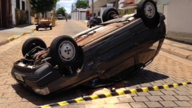 Carro capota no centro de Avaré (Veja as fotos)