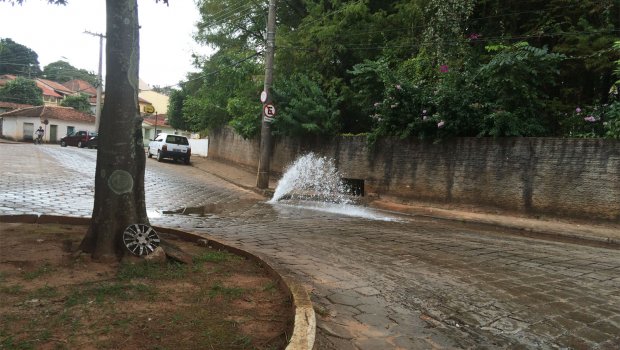 Moradores se revoltam com Sabesp