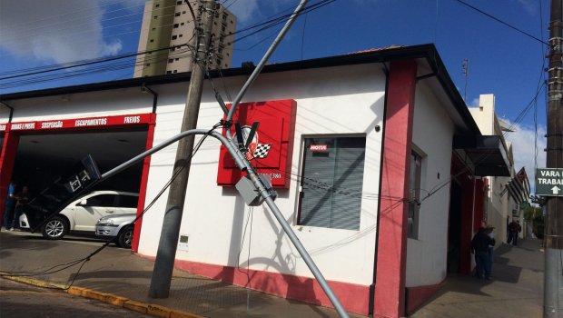 Caminhão derruba semáforo em Avaré