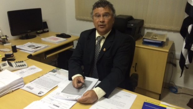 Vereador expõe ofício que incrimina licitação supostamente fraudulenta