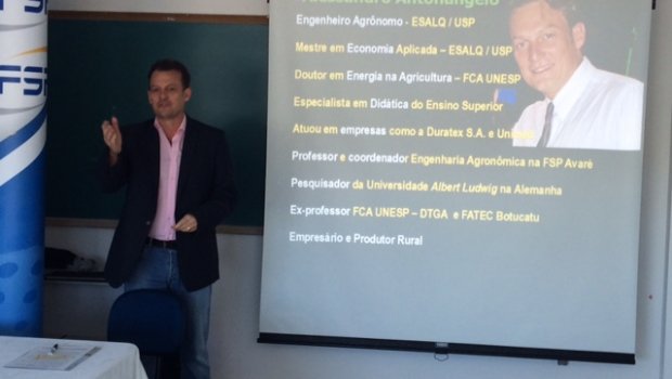 PROFESSOR EXPLICA MÉTODO DE PESQUISA DA FSP