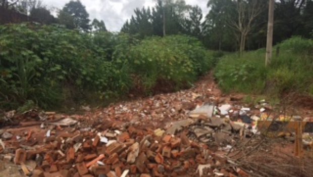 Estrada que liga à Fundação Padre Emilio está abandonada